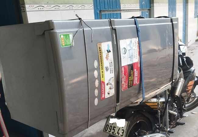 Đem tủ lạnh về để sửa chữa cho khách