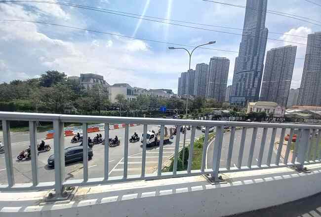 Nhân viên đi thu mua tại cầu Sài Gòn Quận 2