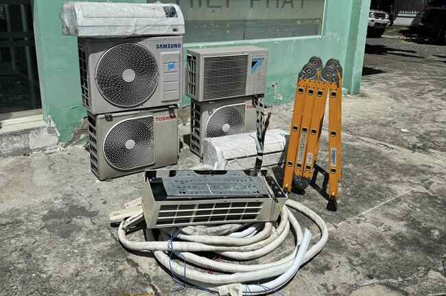 Nhân viên đi thu mua máy lạnh cũ tại quận 4