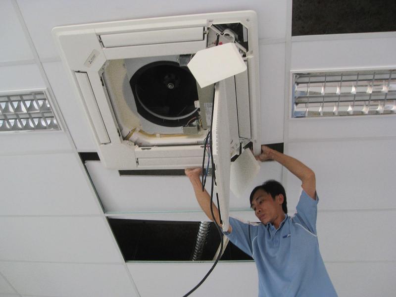 Vệ sinh máy lạnh tại nhà ở tân đông hiệp Dĩ An